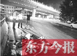 昨日凌晨3時，鄭州市區(qū)河醫(yī)立交橋下，交警在勘察現(xiàn)場