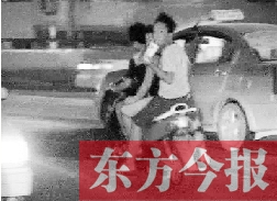盡管剛剛發(fā)生摩托車車禍，現(xiàn)場很快又現(xiàn)載人摩托車疾馳
