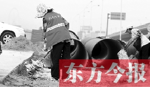 鄭州市鄭東新區(qū)，烈日下工作的環(huán)衛(wèi)工