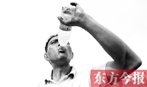 高溫天氣下，鄭州自來水搶險(xiǎn)工人老趙經(jīng)常是喝水趕不上出汗