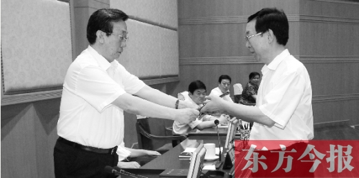 省人大常委會主任郭庚茂向有關被任命人員頒發(fā)了任命書。圖為新任省發(fā)改委主任孫廷喜在接受任命書