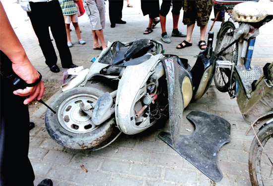 8月3日，棉紡路與六廠前街交叉口附近一輛水泥罐車突然爆胎，路邊一輛電動車被沖擊波震翻報廢