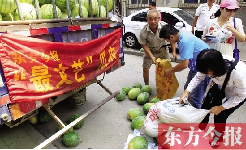 昨日，得知“最文藝瓜農(nóng)”祁老漢（左一）被困，市民紛紛購愛心瓜