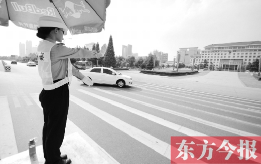 昨日，駐馬店市開源大道，女交警冒高溫指揮交通
