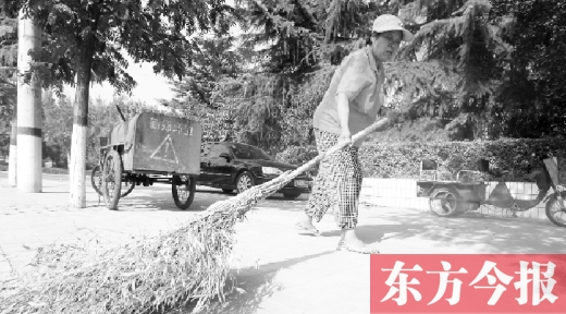 昨天下午4點，新鄭市溱水路，64歲的陳明花正在打掃衛(wèi)生，這一段曾是靳春波負責的路段