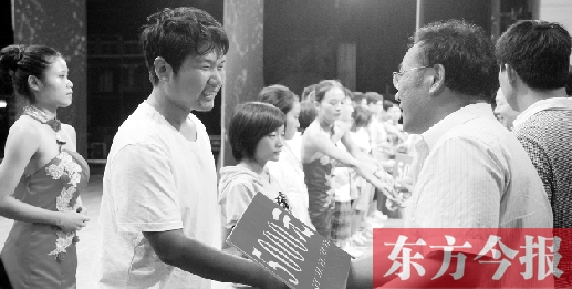 8月25日，河南電視臺8號演播廳，寒門學子每人拿到了5000元助學金