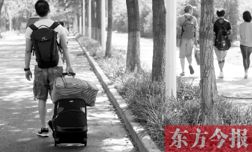滿載著家人的希望，沿著學(xué)校的路標(biāo)，鄭州大學(xué)新生入學(xué)了，一位新生自己帶著行李來(lái)報(bào)到