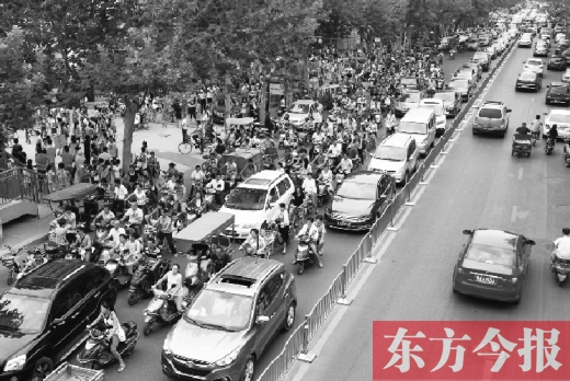 鄭州市城東路上，因?yàn)楦浇鼉伤W(xué)開學(xué)，造成交通大擁堵