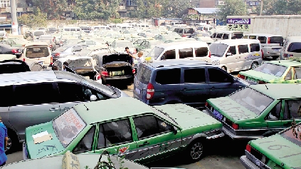 國(guó)慶期間，鄭州市客運(yùn)管理處查處的大批非法營(yíng)運(yùn)車輛