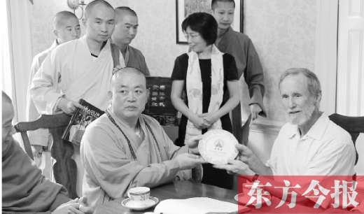 釋永信方丈向哈佛大學(xué)亞當(dāng)學(xué)院院長白馬贈(zèng)送禮品 少林寺供圖