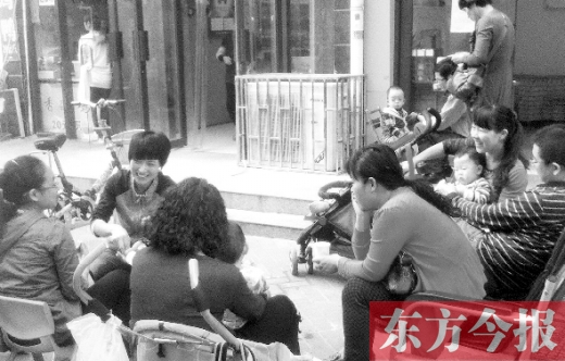 鄭州未來路附近的一家小兒推拿店，等待為孩子做推拿的家長在門口排起了隊