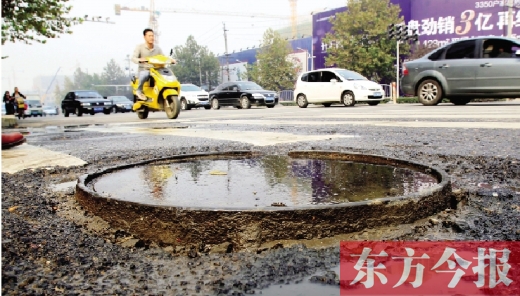 鄭州市航海路與興華南街交叉口當中，一處突出地面的窨井口隨時“伏擊”著粗心的路人