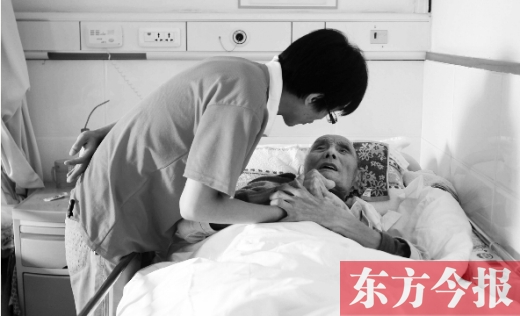 10月11日，鄭州愛馨養(yǎng)老集團(tuán)。護(hù)工對(duì)老人無(wú)微不至地關(guān)懷照顧