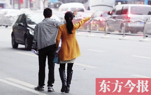 昨日下午5時(shí)30分，鄭州市花園路口公交站，一對(duì)青年正焦急等車