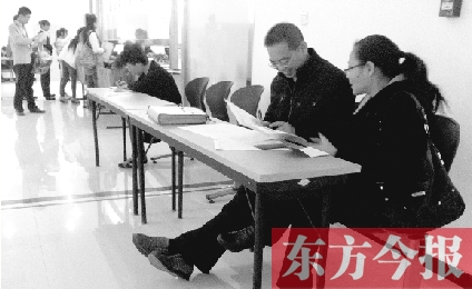 　　10月16日，鄭州市社保中心辦事大廳，新增的桌椅方便了前來辦理手續(xù)的市民