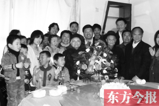 謝云峰、謝韓氏夫婦在生日宴會(huì)上與家人合影　該圖由其家人提供