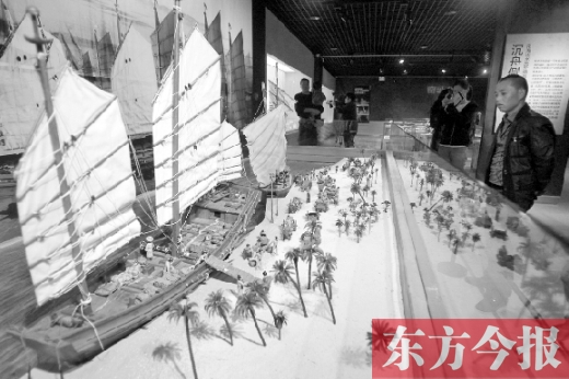 10月19日，大海的方向——西沙華光礁一號沉船寶藏展在省博物院舉行。圖為一位市民在觀看當時（宋朝）工