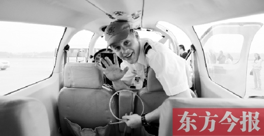“歡呼”降落鄭州國際機場，杰克透過舷窗向人們打招呼