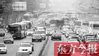 昨日下午4點(diǎn)，在花園路與黃河路口附近，車堵成了“一鍋粥”