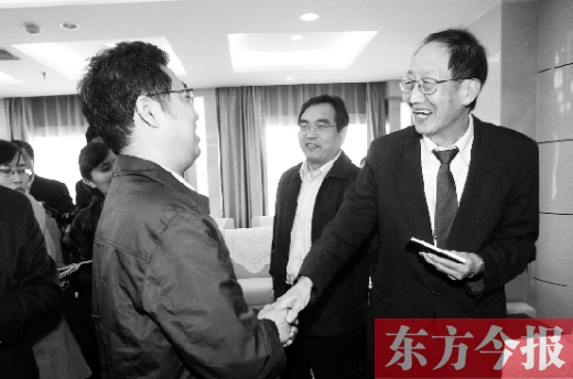 崔琦先生握手東方今報(bào)記者靳暉，感謝他把照片珍藏了15年