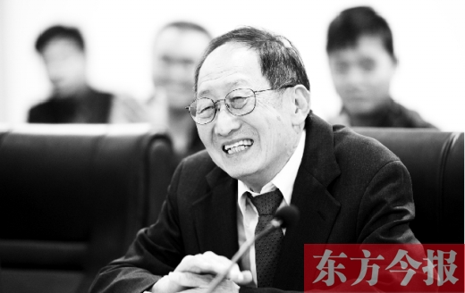 10月24日，美籍華人、諾貝爾物理學(xué)獎獲得者崔琦先生來鄭訪問