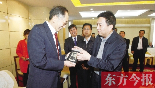 東方今報(bào)社社長趙國平（右）向崔琦先生（左）轉(zhuǎn)贈(zèng)一份特殊的禮物，這份禮物東方今報(bào)記者珍藏了15年