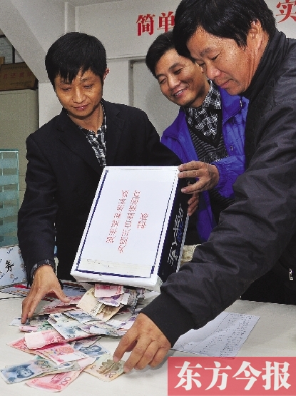 11月2日，鄭州眾多出租車司機為成都身患重病的的哥鄺德生募捐