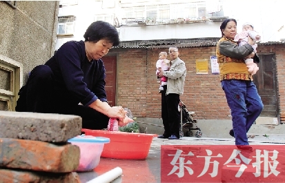 停水期間，一個(gè)水龍頭，12戶居民交替使用
