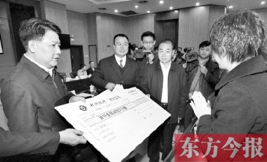 11月5日，省高院院長張立勇（左三）與最高法院執(zhí)行局局長劉貴祥（左一）一起將執(zhí)行款發(fā)放到當事人手中