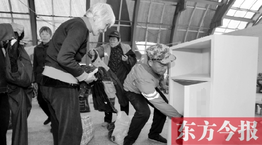 11月5日，孫德坤把棉衣送到今報(bào)的一處“愛(ài)有所衣”站點(diǎn)