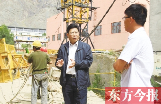 新鄉(xiāng)市援疆前方指揮部指揮長(zhǎng)、伊吾縣委副書(shū)記鄭援越（中）深入一線(xiàn)調(diào)研