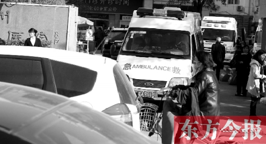 馬路上的機(jī)動(dòng)車(chē)越來(lái)越多，臨著大路鄭州市第一人民醫(yī)院門(mén)口，出急診的救護(hù)車(chē)常常遭遇堵車(chē)