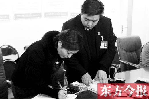 強(qiáng)制執(zhí)行+曝光，讓楊女士（左）拿到補償金