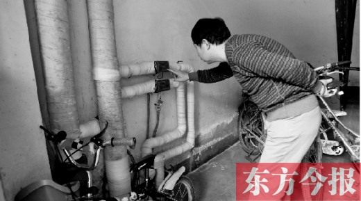 11月11日，一位市民在查看自己的熱計(jì)量表