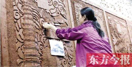 昨天上午，鄭州雕塑壁畫院的藝術(shù)家們正在創(chuàng)作鄭州地鐵文化主題墻的雕塑作品