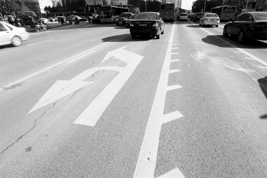 昨日，鄭州市金水路未來路口的“魚刺”車道，好多司機不知道咋走