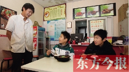 11月30日，鄭州市81中的兩位學(xué)生用勞動為自己掙了一頓中午飯，心里很高興
