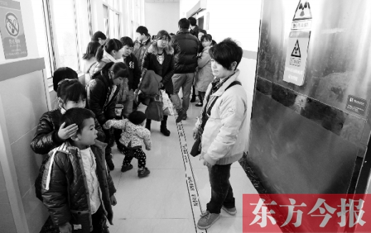 11月30日上午，星星等20余名“袖珍人”到鄭州市兒童醫(yī)院進行骨齡測定