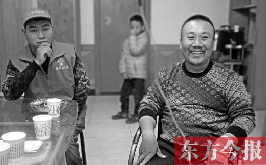 12月2日，“豫殘聯(lián)盟”辦公室里，袁海軍打著點(diǎn)滴與殘疾人朋友們探討著接下來的公益事業(yè)