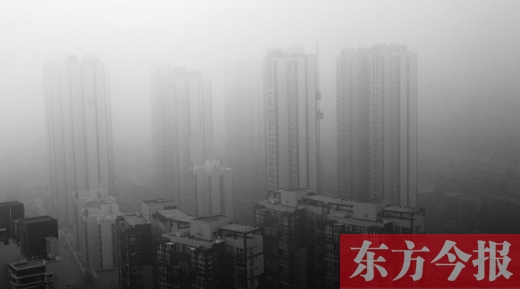 昨天早上，鄭州氣象臺發(fā)布大霧紅色預(yù)警，在霧霾籠罩下，鄭州市區(qū)的高樓大廈隱約可見