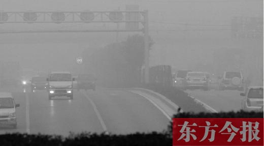 昨天早上，鄭州氣象臺發(fā)布大霧紅色預(yù)警，鄭州空氣質(zhì)量也再次迎來重度污染的預(yù)警