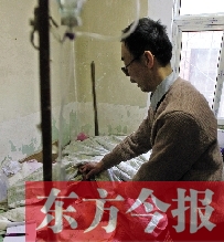 54歲的老楊把自己當(dāng)做護(hù)士，不離不棄照顧著已成“植物人”的母親