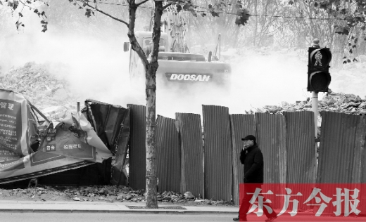 昨日，鄭州市未來路與緯四路交叉口一工地施工不除塵，加重了空氣污染