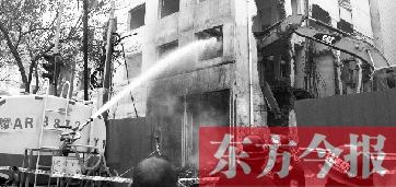 昨天早上8點半，鄭州市農(nóng)業(yè)路一拆遷工地，用兩臺噴水車噴水除塵，有效地阻止了施工揚塵