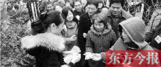 12月8日，鄭州市民排隊領(lǐng)取地鐵試乘劵。