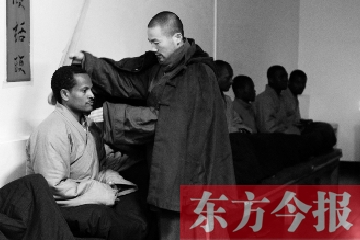 少林功夫講究禪武合一，坐禪當然少不了,別看就是坐坐，姿勢都要師傅教