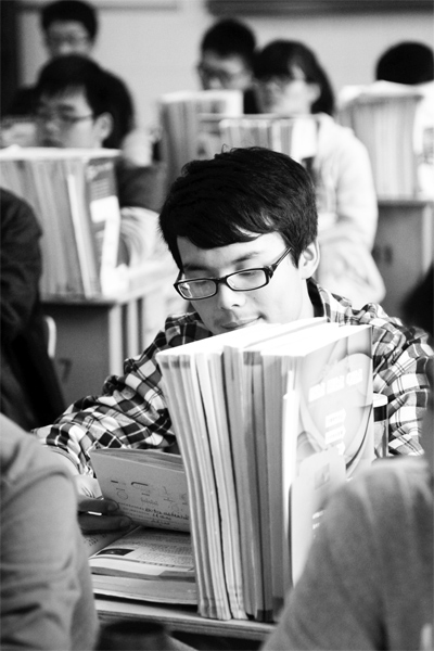 一所學校的高三學生正在加班加點復習，不少同學都開始為自主招生報名忙活了