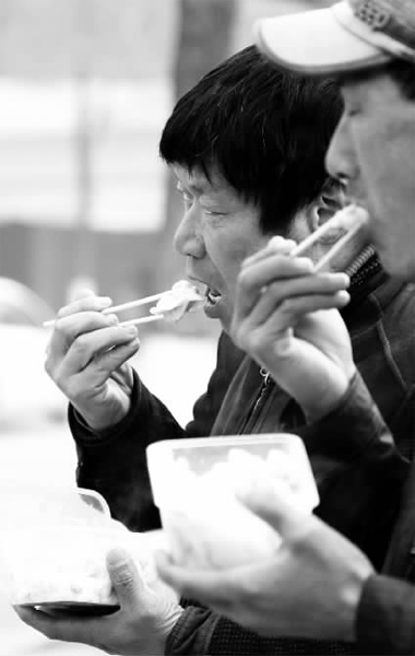 昨天，幾十名網(wǎng)友響應王孝力的號召，送餃子給鄭州市南陽路立交橋下的務工人員