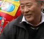 采訪我先買個氣球吧！大爺霸氣回答