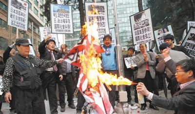  25日，首爾，韓國民眾舉行集會，抗議日本首相安倍晉三否認(rèn)侵略歷史、袒護(hù)內(nèi)閣大臣參拜靖國神社。